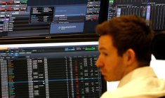 Un trader travaille chez CMC Markets dans la City de Londres