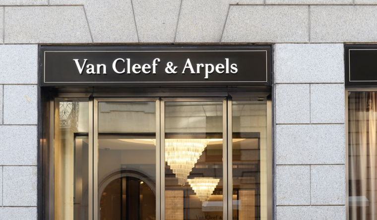 Une boutique Van Cleef & Arpels, une des marques du groupe Richemont. (crédit photo : Adobe Stock )