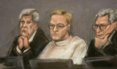 Croquis d'audience de  Marius Borg Hoiby (c) entouré de ses avocats Ellen Holager Andenaes et Petar Sekulic, mardi lors de la première audience de son procès à Oslo, le 3 février 2026 ( NTB / Ole Berg-Rusten )