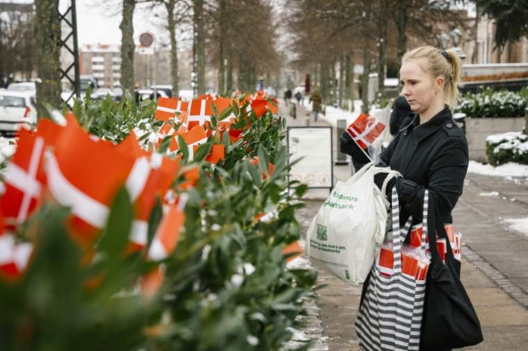 Maja Schlein Staal place des drapeaux danois devant l'ambassade des Etats-Unis à Copenhague, au Danemark, le 28 janvier 2026 ( Ritzau Scanpix / Emil Nicolai Helms )