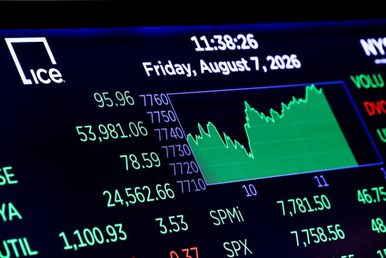 Un écran affiche les échanges de l'indice S&P 500 après l'ouverture de la Bourse de New York (NYSE) à New York.