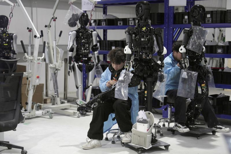 Des ingénieurs travaillent sur des robots humanoïdes dans une usine Agibot à Shanghai