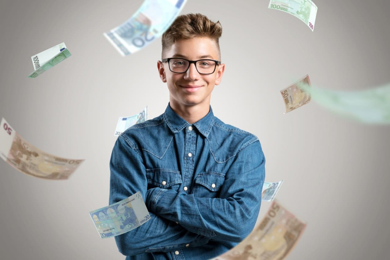 (Crédits photo : Adobe Stock - Adolescent content avec des billets volant autour de lui)