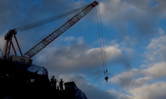 Des ouvriers sont vus sur un chantier de construction dans un quartier d'affaires de Tokyo