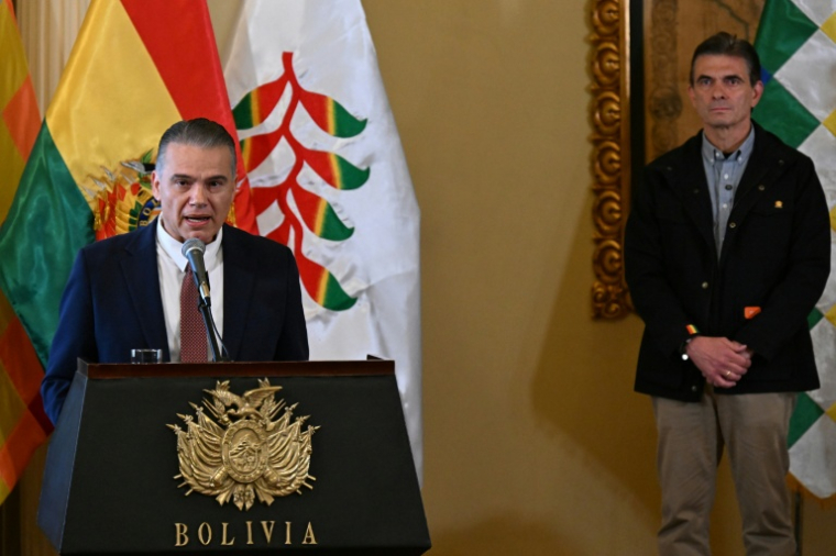 Ernesto Justiniano s'exprime après avoir prêté serment comme ministre de la Défense devant le président bolivien Rodrigo Paz, en remplacement de Marcelo Salinas, lors d'une cérémonie au palais présidentiel de La Paz, en Bolivie, le 3 juin 2026 ( AFP / Aizar RALDES )