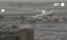 Avion et camion immobilisés sur la piste après une collision à un aéroport de New York