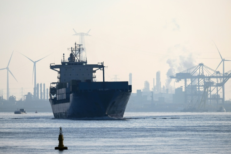 Un cargo dans le port d'Anvers le 21 novembre 2025, en Belgique ( AFP / Nicolas TUCAT )