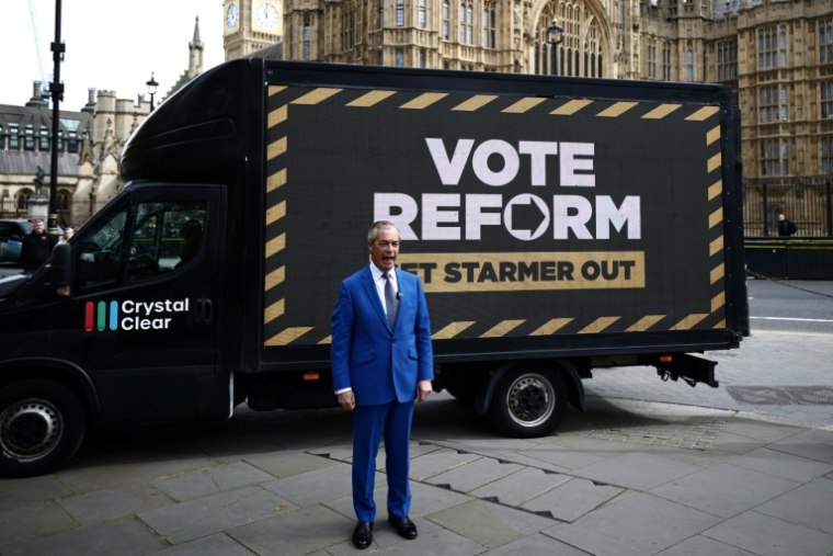 Le patron de Reform UK, Nigel Farage, à Londres, le 10 avril 2026 ( AFP / Henry NICHOLLS )