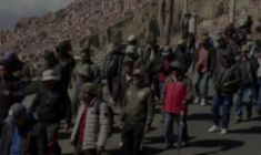 Le principal syndicat de travailleurs bolivien manifeste contre le président Rodrigo Paz