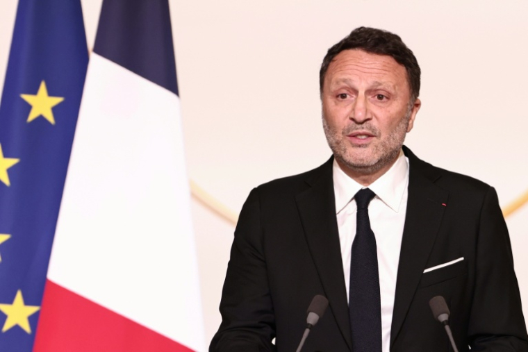 L'animateur de radio Jacques Essebag, également connu sous le nom d'Arthur, prononce un discours après avoir reçu le prix Jean-Pierre Bloch, au palais de l'Élysée à Paris, le 2 avril 2025 ( AFP / Thibaud MORITZ )