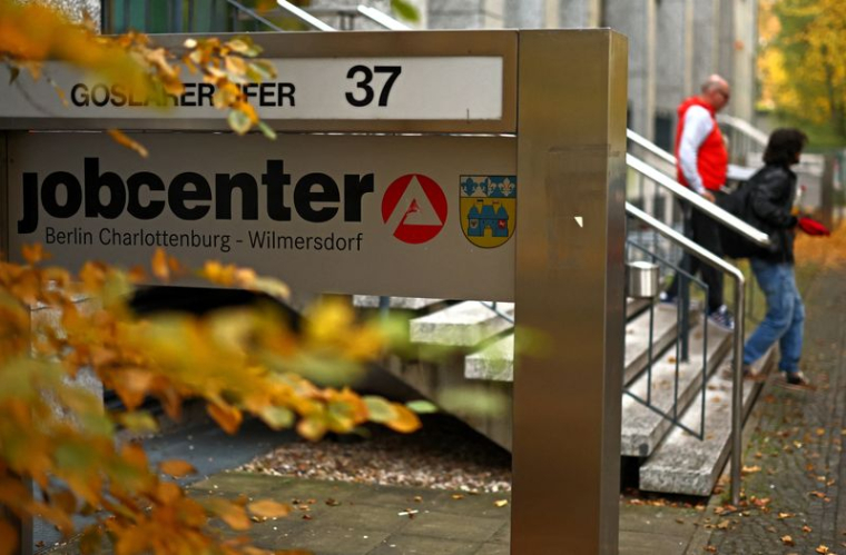 Des passants devant un centre d'emploi à Berlin