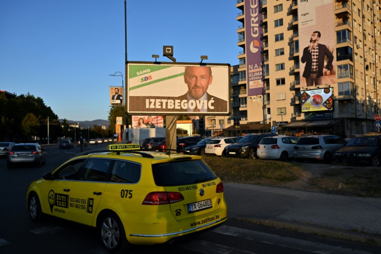 Des affiches électorales de divers partis et candidats bordent les rues de Sarajevo, le 30 septembre 2026, à quelques jours des élections générales ( AFP / ELVIS BARUKCIC )
