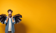 (Crédits photo : Adobe Stock - Jeune homme ravi d'avoir fait de bonnes affaires beauté et maison pendant les soldes)