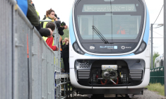 Le MI20, train fabriqué par les constructeurs Alstom et CAF pour remplacer les voitures presque quinquagénaires de la ligne B du RER francilien. ( AFP / FRANCOIS LO PRESTI )