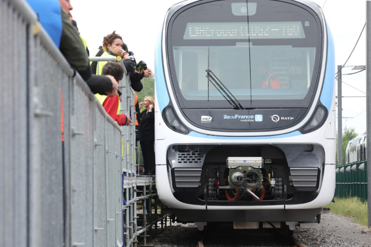 Le MI20, train fabriqué par les constructeurs Alstom et CAF pour remplacer les voitures presque quinquagénaires de la ligne B du RER francilien. ( AFP / FRANCOIS LO PRESTI )
