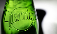 L'association de consommateurs UFC-Que Choisir demandera mercredi en fin de matinée, au tribunal judiciaire de Nanterre, le retrait temporaire des bouteilles Perrier, marque de Nestlé Waters, dont elle considère la commercialisation en tant qu'eau "minérale naturelle" comme trompeuse ( AFP / Fred TANNEAU )