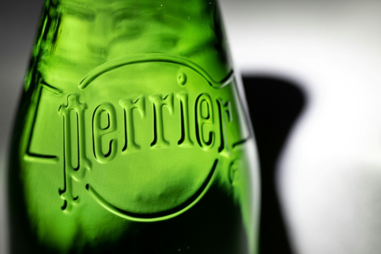 L'association de consommateurs UFC-Que Choisir demandera mercredi en fin de matinée, au tribunal judiciaire de Nanterre, le retrait temporaire des bouteilles Perrier, marque de Nestlé Waters, dont elle considère la commercialisation en tant qu'eau "minérale naturelle" comme trompeuse ( AFP / Fred TANNEAU )