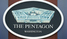 Le sigle du Pentagone, le département de la guerre américain, vu dans une salle de briefing à Washington, DC le 31 mars 2026.  ( AFP / Oliver Contreras )