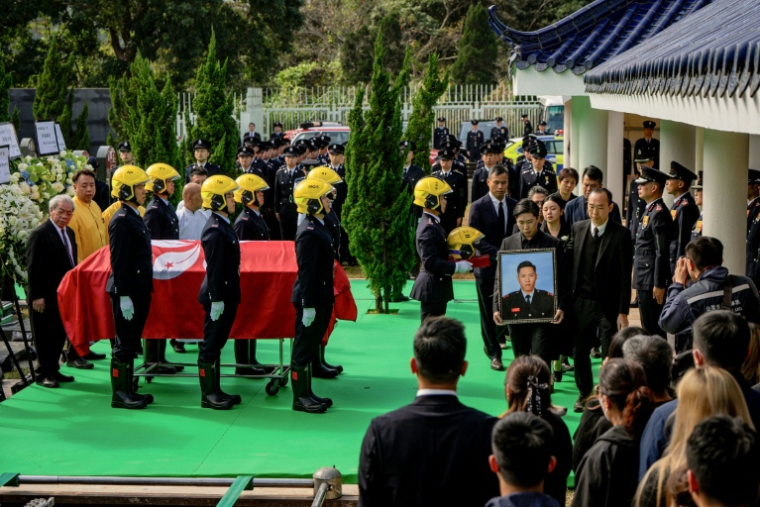 Une foule de Hongkongais s'est rassemblée le 19 décembre 2025 pour un dernier adieu au pompier mort en intervention lors de l'incendie qui a fait au moins 160 morts fin novembre dans des tours, le plus meurtrier dans un immeuble résidentiel dans le monde depuis 1980 ( AFP / Leung Man Hei )