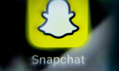 Vue du logo de l'application Snapchat sur un téléphone, le 3 avril 2024 à Francfort-sur-le-Main en Allemagne ( AFP / Kirill KUDRYAVTSEV )