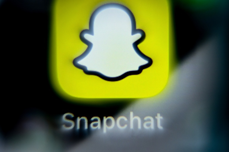Vue du logo de l'application Snapchat sur un téléphone, le 3 avril 2024 à Francfort-sur-le-Main en Allemagne ( AFP / Kirill KUDRYAVTSEV )