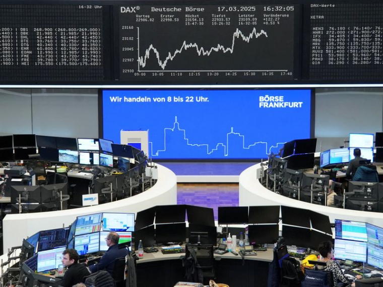 Le graphique de l'indice allemand des prix des actions DAX est photographié à la bourse de Francfort