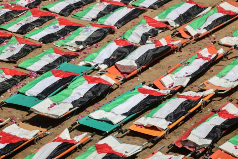 Des corps de Palestiniens reposent dans le quartier d'al-Sabra, touché par des bombardements israéliens en novembre 2023, avant leur enterrement dans la ville de Gaza, le 4 août 2026 ( AFP / Omar AL-QATTAA )