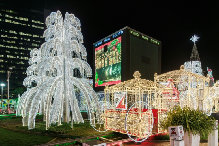 Des décorations de Noël dans les rues de Victoria Island à Lagos, le 18 décembre 2023 au Nigeria ( AFP / Benson Ibeabuchi )