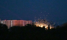 Explosion près d'immeubles résidentiels lors de frappes de drones et de missiles russes à Kiev, la capitale ukrianienne,  le 14 mai 2026 ( AFP / Sergei SUPINSKY )