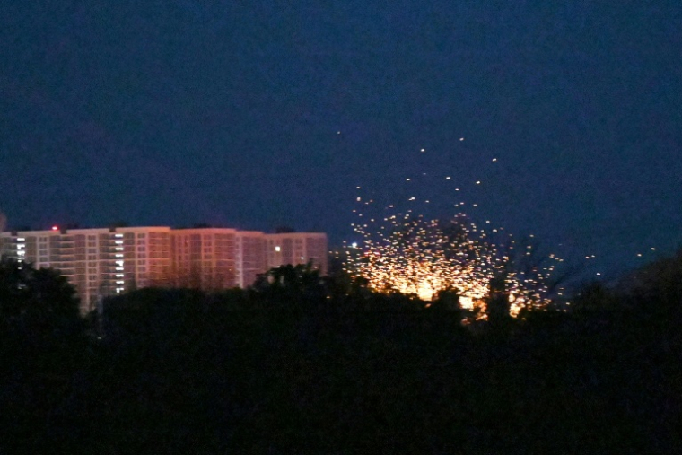 Explosion près d'immeubles résidentiels lors de frappes de drones et de missiles russes à Kiev, la capitale ukrianienne,  le 14 mai 2026 ( AFP / Sergei SUPINSKY )