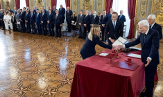 Sergio Mattarella serre la main de Giorgia Meloni lors de la cérémonie de prestation de serment au palais présidentiel du Quirinal, à Rome