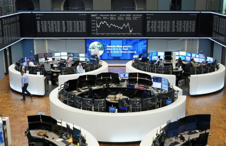 Le graphique de l'indice allemand des prix des actions DAX est photographié à la bourse de Francfort