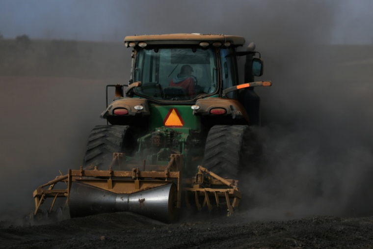Un tracteur prépare les sols pour la culture d'amandiers à la place d'un ancien vignoble, le 13 octobre 2025 près de Lodi, en Californie ( AFP / Patrick T. Fallon )