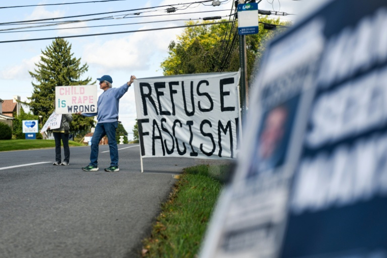 Des manifestants à Allentown, en Pennsylavnie, aux Etats-Unis, le 5 octobre 2026 ( AFP / Matthew Hatcher )