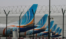 Des avions de la compagnie FlyDubai sont stationnés sur le tarmac de l'aéroport international de Dubaï, le 2 mars 2026 ( AFP / Fadel SENNA )