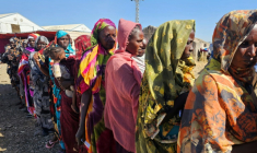Des déplacés soudanais attendent de recevoir de l'aide humanitaire dans le camp d'Abou al-Naga, dans l'Etat de Gedaref à environ 400 kilomètres à l'est de Khartoum, le 30 décembre 2025 ( AFP / Abdulrahman GUMAA )