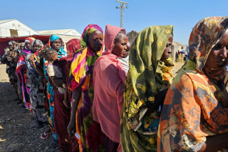 Des déplacés soudanais attendent de recevoir de l'aide humanitaire dans le camp d'Abou al-Naga, dans l'Etat de Gedaref à environ 400 kilomètres à l'est de Khartoum, le 30 décembre 2025 ( AFP / Abdulrahman GUMAA )