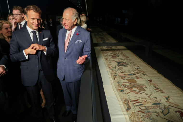 Le roi Charles III (D) et le président français Emmanuel Macron (G) devant la tapisserie de Bayeux au British Museum de Londres, le 2 septembre 2026  ( POOL / Ludovic MARIN )