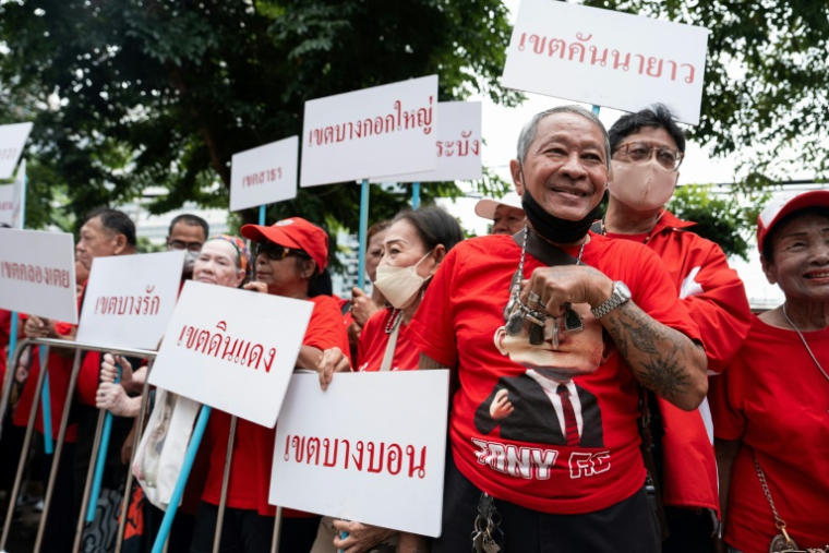 Des partisans de l'ancien Premier ministre thaïlandais Thaksin Shinawatra rassemblés devant le tribunal à Bangkok, le 22 août 2025 ( AFP / Chanakarn Laosarakham )