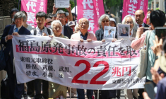 Des plaignants déploient une banderole demandant aux anciens responsables de la compagnie Tepco, opérant la centrale nucléaire de Fukushima, de "prendre la responsabilité de l'accident nucléaire de Fukushima - 22 000 milliards de yens", à Tokyo le 6 juin 2025 ( JIJI Press / STR )