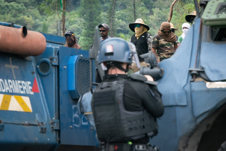 Un convoi de gendarmerie, à Paita, en Nouvelle-Calédonie (illustration) ( AFP / DELPHINE MAYEUR )