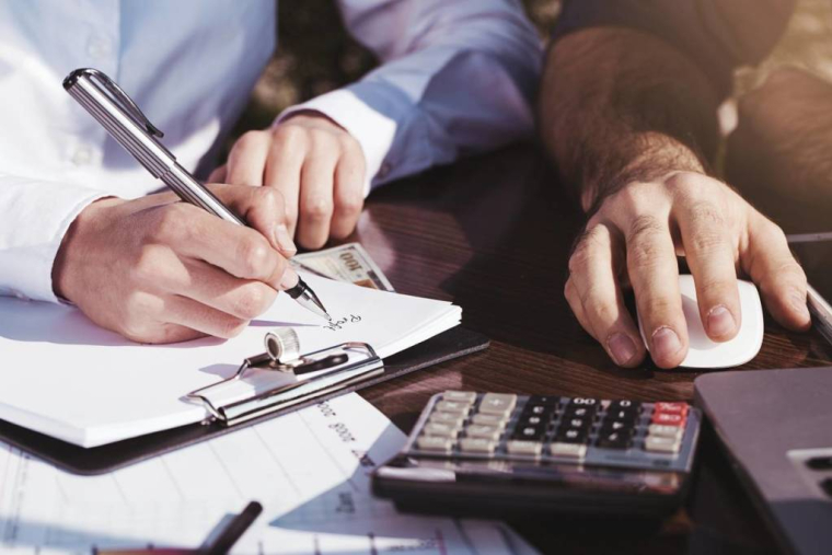 Immobilier : quels sont les frais et les règles d'un prêt relais ? / iStock.com - Xesai