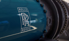 La signalétique de Rolls Royce est visible sur la maquette d'un moteur au salon international de l'aéronautique de Farnborough, à Farnborough