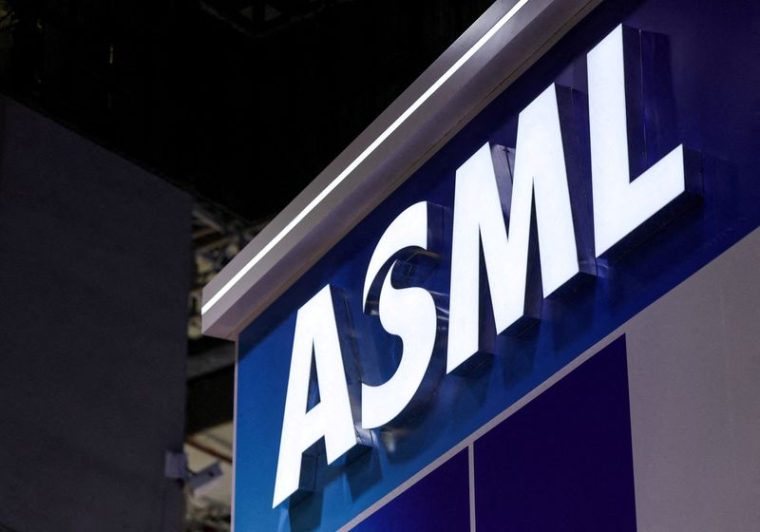 Le logo d'ASML est affiché à l'Exposition internationale d'importation de la Chine à Shanghai