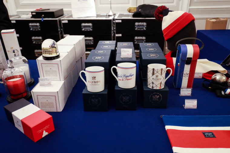 Un stand où sont exposés des souvenirs de l'Élysée lors du premier jour de l'événement "Fabriqué en France, à Paris le 17 janvier 2020.  ( AFP / LUDOVIC MARIN )