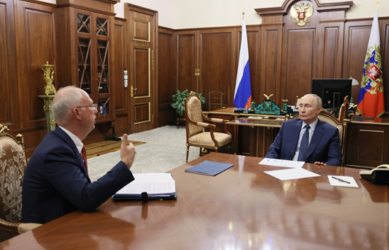 Photo fournie par l'agence russe Spoutnik montrant le patron du Fonds souverain russe Kirill Dmitriev (à gauche) avec le président russe Vladimir Poutine le 13 janvier 2025 au Kremlin à Moscou ( POOL / Alexander KAZAKOV )