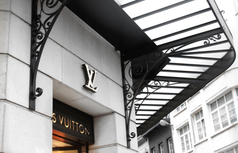 louis-vuitton, vitrine, enseigne, entreprise, lvmh 2 (Crédit: Mal Querrer / Unsplash)