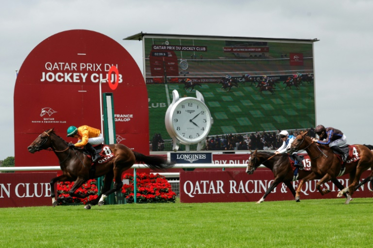 Le jockey français Ronan Thomas (g) et son cheval Look de Vega franchissent la ligne d'arrivée pour remporter la 184e course hippique du Qatar Prix du Jockey Club sur l'hippodrome de Chantilly, le 2 juin 2024 dans l'Oise ( AFP / Geoffroy VAN DER HASSELT )