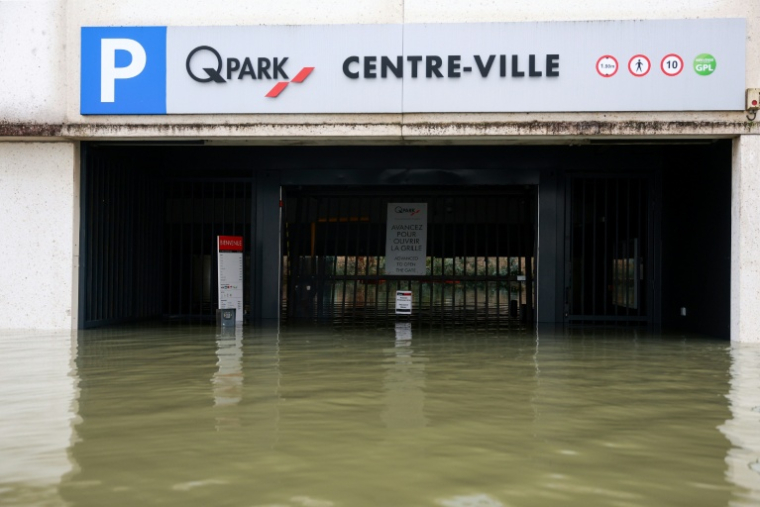 Un parking inondé à Saintes, le 18 février 2026 ( AFP / ROMAIN PERROCHEAU )