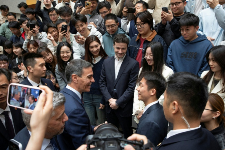 Le Premier ministre espagnol Pedro Sanchez parle avec des étudiants à l'université Tsinghua de Pékin, le 13 avril 2026 ( POOL / ANDRES MARTINEZ CASARES )